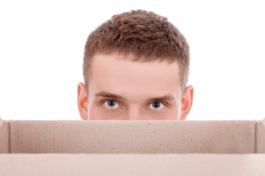 Kutusunun arkasında.