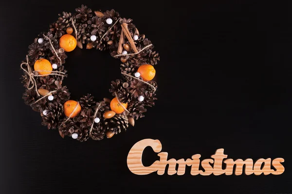 Grinalda de Natal e Natal escrita de madeira em preto . — Fotografia de Stock