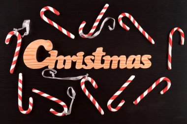 Çizgili Noel baston şekerler Karaçam üzerinde.