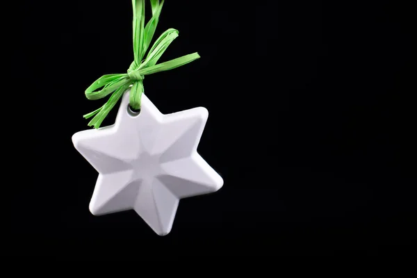 Décoration d'arbre de Noël. Star. Sur noir . — Photo