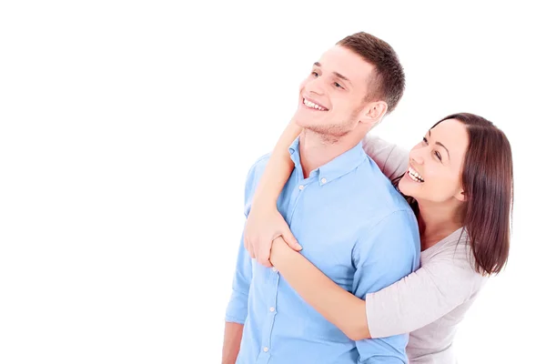 Un jeune couple debout ensemble, étreignant et regardant quelque chose — Photo