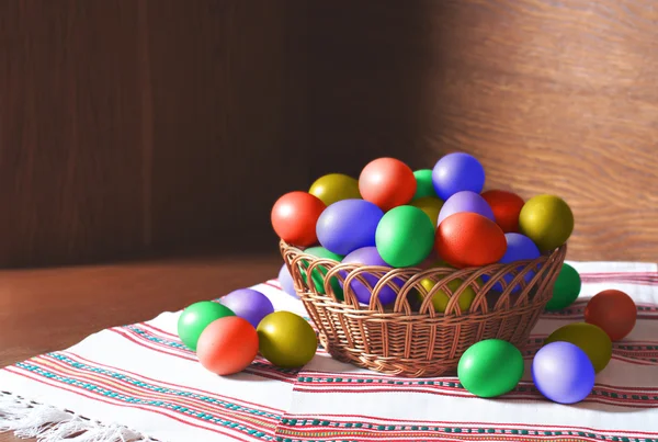 Œufs de Pâques dans un panier — Photo