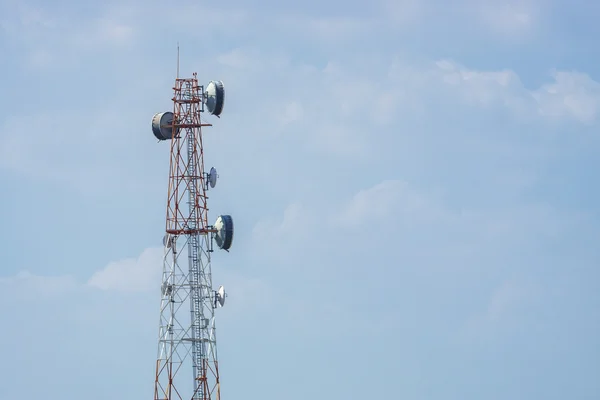 Telekomünikasyon kule mavi gökyüzü arka plan ile.