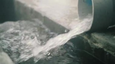 Acele su borusunun bir yağmur fırtınası günde akar.