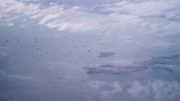 Εναέρια άποψη από ένα αεροπλάνο σε μια συννεφιασμένη μέρα. — Αρχείο Βίντεο