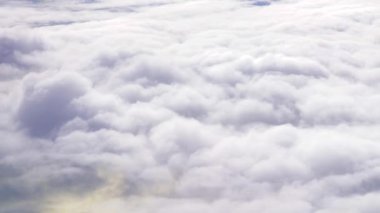 Bulutlu bir günde bir uçak üzerinden havadan görünümü.