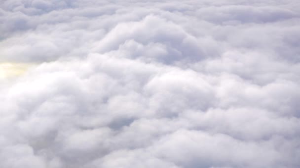 Vista aérea desde un avión en un día nublado . — Vídeo de stock