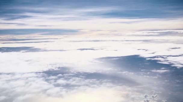 Vista aérea de um avião em um dia nublado . — Vídeo de Stock