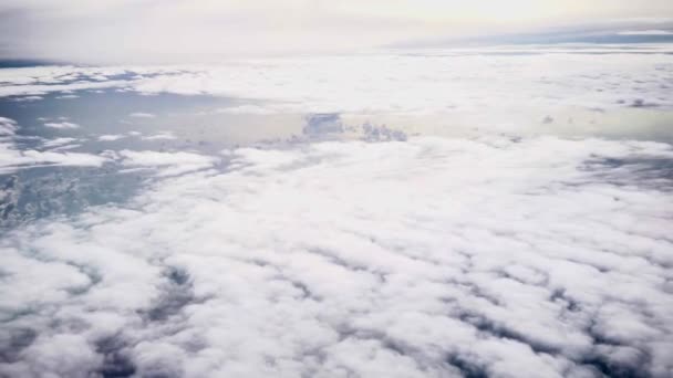 Bulutlu bir günde bir uçak üzerinden havadan görünümü. — Stok video