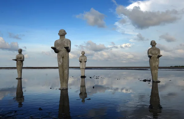 Patung-patung yang disebut "Survivors" dibuat oleh seniman Indonesia Dadang Christanto — Stok Foto