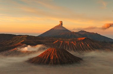 Volkanlar Dağı Semeru ve Mount Bromo