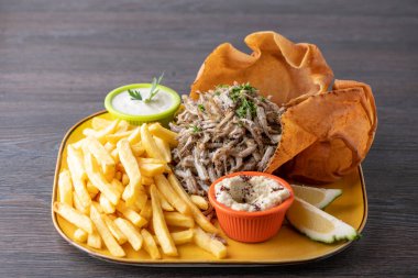 Tartar soslu ızgara sardalya tabağı, patlıcan sosu ve patates kızartması.