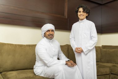 Arap baba ve oğul sohbet ediyorlar. 