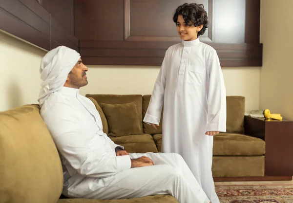 Arap Baba Oğul Sohbet Ediyorlar Telifsiz Stok Imajlar