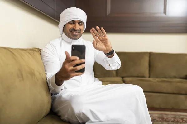 Karantina Sırasında Arap Bir Adam Evden Telefonla Arıyor Stok Resim