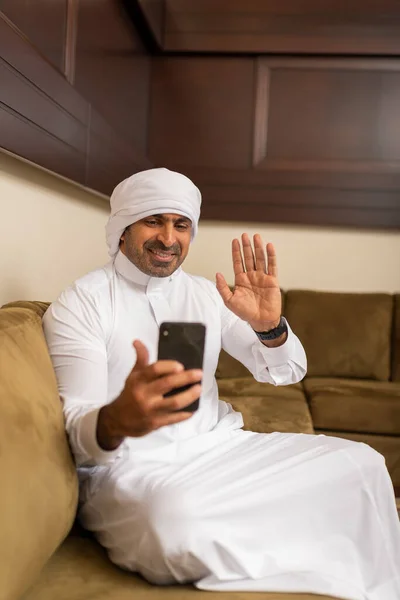 Karantina Sırasında Arap Bir Adam Evden Telefonla Arıyor - Stok İmaj