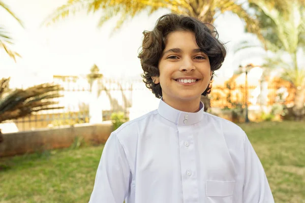 Geleneksel Kıyafetler Giyen Arap Çocuk Dışarıda Gülümsüyor Telifsiz Stok Imajlar