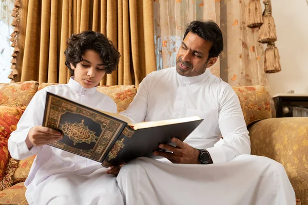 Arap Baba Oğlu Kuran Okuyor Telifsiz Stok Fotoğraflar