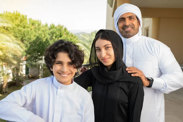 Babası Kardeşi Kızı Gülümseyen Arap Bir Aile Telifsiz Stok Imajlar