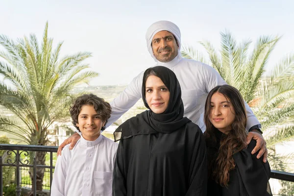 Arap Ailesi Bahçede Eğleniyor Stok Resim