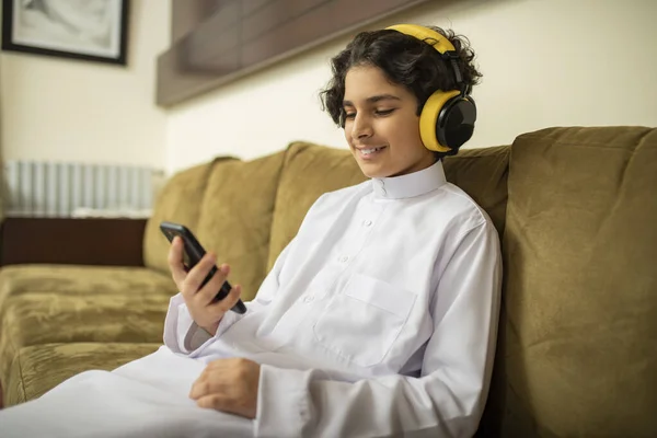 Evde Kulaklığı Cep Telefonu Olan Arap Bir Çocuk Var - Stok İmaj