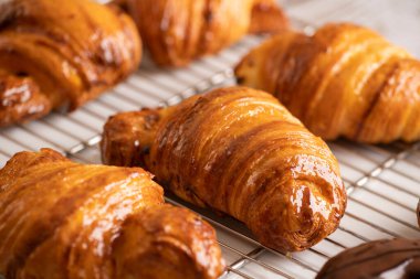 Lezzetli, taze kruvasanlar ızgarada, Fransız kahvaltısı.