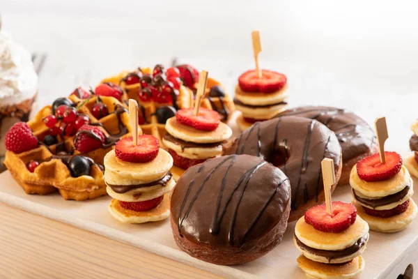 Set Donuts Wafelcrêpes Broodjes Met Aardbeien — Stockfoto