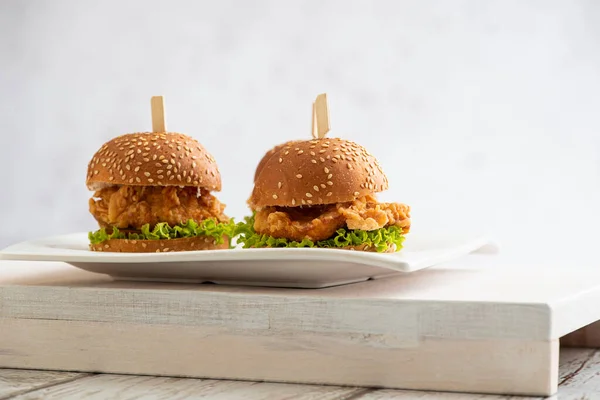 Mini Hamburger Pollo Con Lattuga Bastoncini Uno Sfondo Legno — Foto Stock