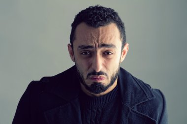 Üzgün suratlı adam