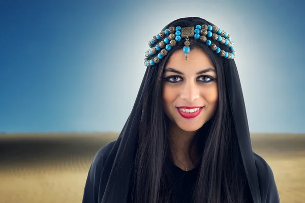 Araberin mit traditionellem Kopftuch — Stockfoto