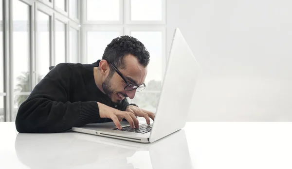 Man werkt op laptop — Stockfoto