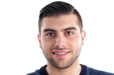 Beyaz arka plan üzerinde genç bir neşeli adam portresi 