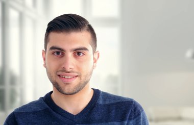 Modern bir ofiste genç bir iş adamına yakın çekim.