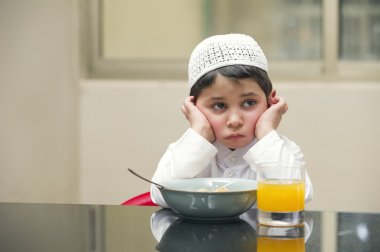 Arap çocuk having kahvaltı Mısır gevreği ve portakal suyu 