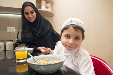 Arap aile anne ve oğlu mutfakta Kahvaltı 