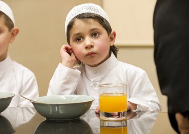 Arap çocuk onun Kahvaltı 