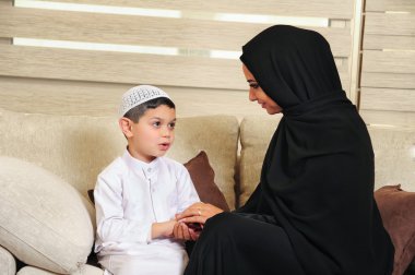 Arapça aile, anne ve onların oturma odasında kanepede oturan oğlu