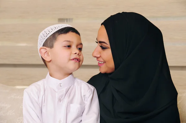 Arabische Familie, Mutter und Sohn zu Hause — Stockfoto