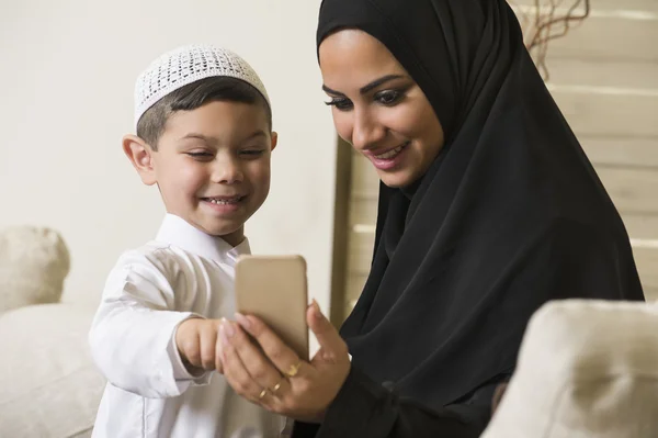 Arabische Familie, arabische Mutter und Sohn mit Mobiltelefon — Stockfoto