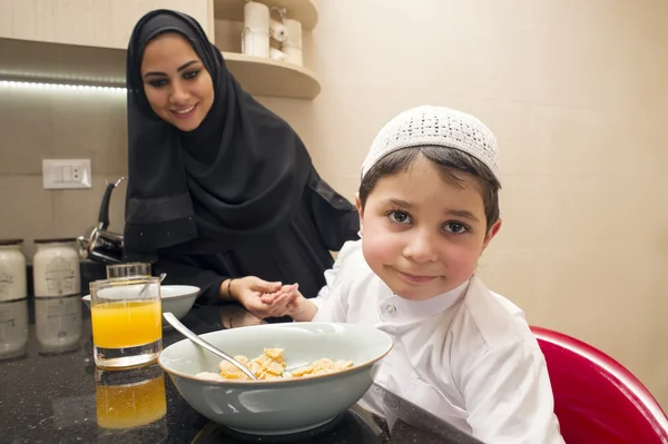 Arabische Familie mit Mutter und Sohn frühstückt in der Küche — Stockfoto