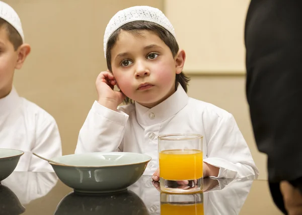 Arabisches Kind frühstückt — Stockfoto