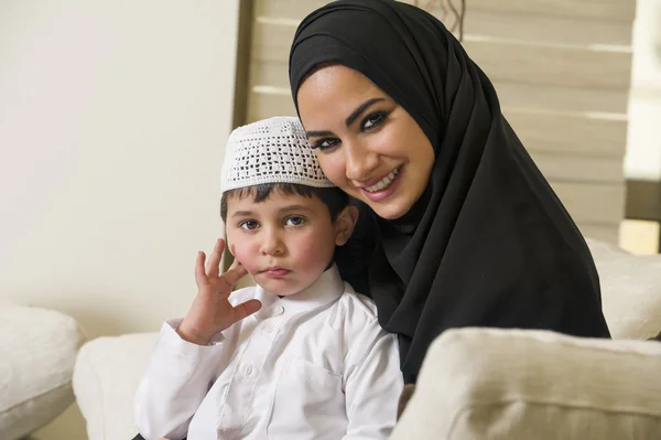 Keluarga Arab, ibu dan anak duduk di sofa di ruang tamu mereka — Stok Foto