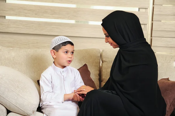 Arabische Familie, Mutter und Sohn auf der Couch im Wohnzimmer — Stockfoto