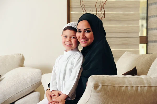 мать араб. мусульманка с ребенком. дочь на арабском. мама араба. Oila муслим.