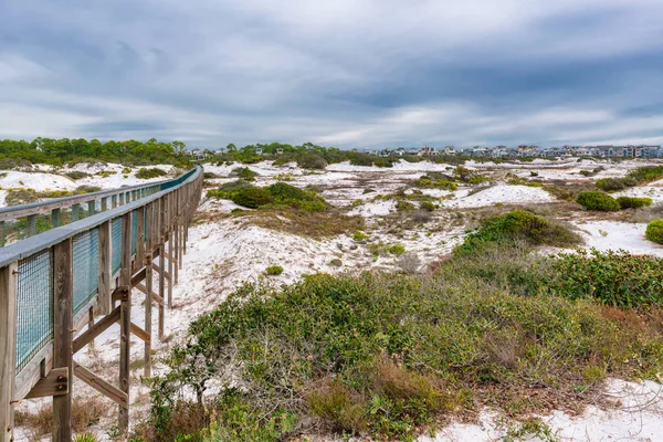 佛罗里达州南沃尔顿县鹿湖州立公园 从海滩往回看通向许多家的木板路 — 图库照片