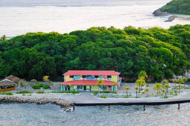 Şafağın ilk ışıkları Haiti 'nin üzerine doğarken, nefes kesici bir gün doğumu manzarası gözler önüne seriliyor: Altın ışınlar ufku delip geçiyor, Karayip Denizi boyunca sıcak bir parıltı yayıyor..