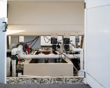 Yerdeki havuz pompası ve filtreleme sisteminde güçlü