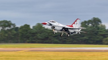 Fairford, İngiltere - 15 Temmuz 2017: USAF F16 Thunderbird formasyon takımı uçak inişi