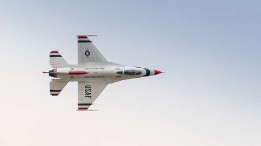 Fairford, İngiltere - 15 Temmuz 2017: USAF F16 Thunderbird formasyon ekibi uçuşu