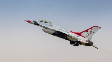 Fairford, İngiltere - 15 Temmuz 2017: USAF F16 Thunderbird formasyon ekibi uçuşu